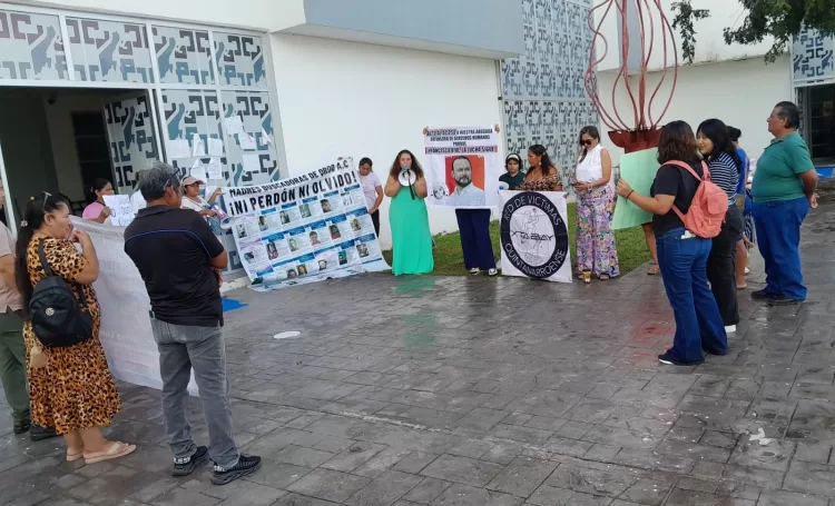 Protesta Red de Víctimas ante el Tribunales de Chetumal, por acoso a abogada