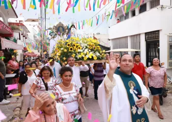 Familias de Isla Mujeres participan con fe y devoción en la procesión marítima en honor a la Virgen de la Inmaculada Concepción