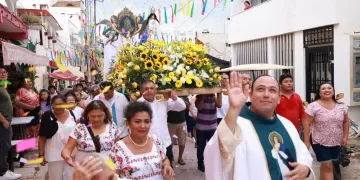 Familias de Isla Mujeres participan con fe y devoción en la procesión marítima en honor a la Virgen de la Inmaculada Concepción
