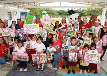 Atenea Gómez Ricalde lleva alegría navideña a Ciudad Mujeres con el Programa Navidad en tu Escuela