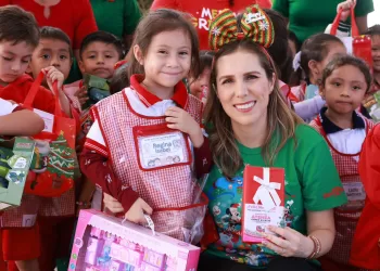 Atenea Gómez Ricalde lleva juguetes y alegrías a las escuelas de Zona Continental