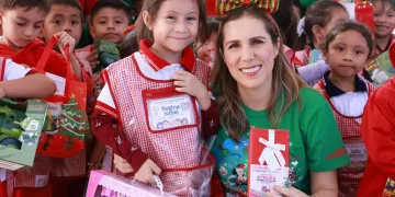 Atenea Gómez Ricalde lleva juguetes y alegrías a las escuelas de Zona Continental