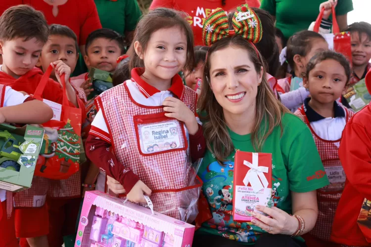 Atenea Gómez Ricalde lleva juguetes y alegrías a las escuelas de Zona Continental
