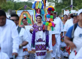 Acompaña Blanca Merari al gremio de trabajadores municipales en procesión, misa y vaquería