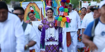 Acompaña Blanca Merari al gremio de trabajadores municipales en procesión, misa y vaquería