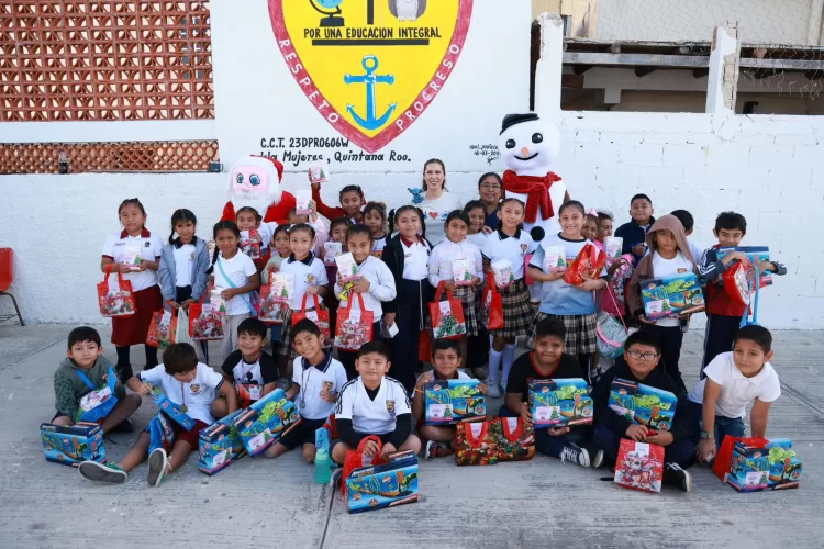Atenea Gómez Ricalde continúa llevando juguetes y alegría a la niñez de Isla Mujeres