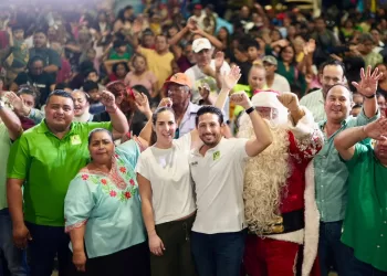 Renán Sánchez Tajonar celebra posada con las familias de Cozumel