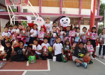 Atenea Gómez Ricalde continúa entregando juguetes en las escuelas de Isla Mujeres