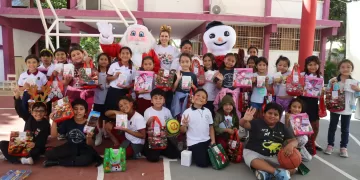 Atenea Gómez Ricalde continúa entregando juguetes en las escuelas de Isla Mujeres