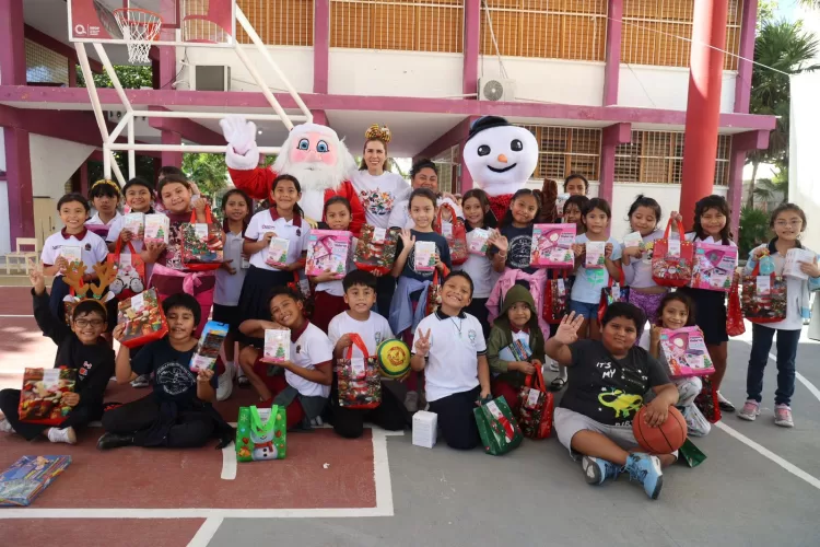 Atenea Gómez Ricalde continúa entregando juguetes en las escuelas de Isla Mujeres