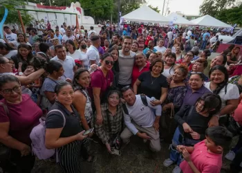 Gino Segura convive con miles de familias en Cancún durante las Posadas de la Esperanza