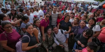 Gino Segura convive con miles de familias en Cancún durante las Posadas de la Esperanza