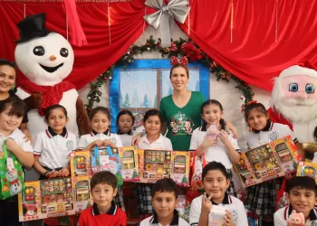 Atenea Gómez Ricalde sigue llevando juguetes y alegría a la niñez con “Navidad en tu Escuela”