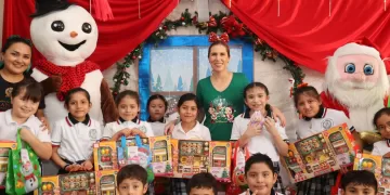 Atenea Gómez Ricalde sigue llevando juguetes y alegría a la niñez con “Navidad en tu Escuela”