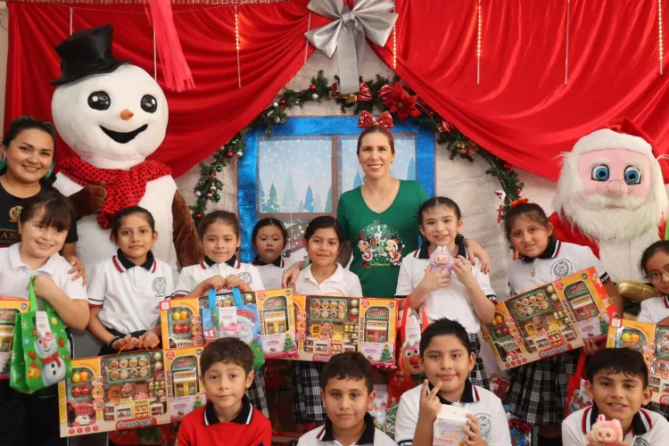 Atenea Gómez Ricalde sigue llevando juguetes y alegría a la niñez con “Navidad en tu Escuela”