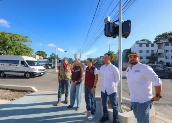 Moderniza Ana Paty Peralta semáforos en avenida la Luna y Kohunlich