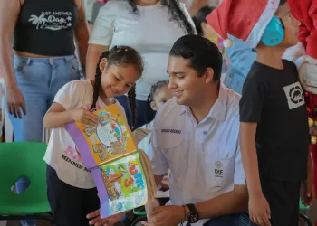 Eduardo Asencio celebra posada navideña para niñas y niños del CRIM en Playa del Carmen