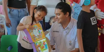 Eduardo Asencio celebra posada navideña para niñas y niños del CRIM en Playa del Carmen