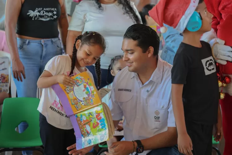 Eduardo Asencio celebra posada navideña para niñas y niños del CRIM en Playa del Carmen