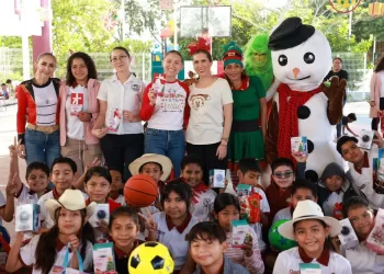 Atenea Gómez Ricalde concluye entrega de 5 mil juguetes en las escuelas de Isla Mujeres