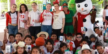 Atenea Gómez Ricalde concluye entrega de 5 mil juguetes en las escuelas de Isla Mujeres