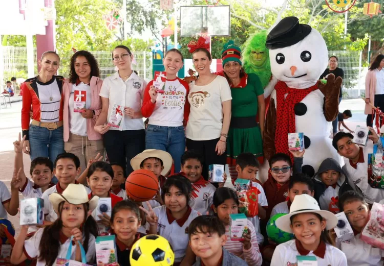 Atenea Gómez Ricalde concluye entrega de 5 mil juguetes en las escuelas de Isla Mujeres