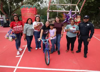 Lleva Blanca Merari alegría navideña a niñas, niños y familias de Delirios y Central Vallarta
