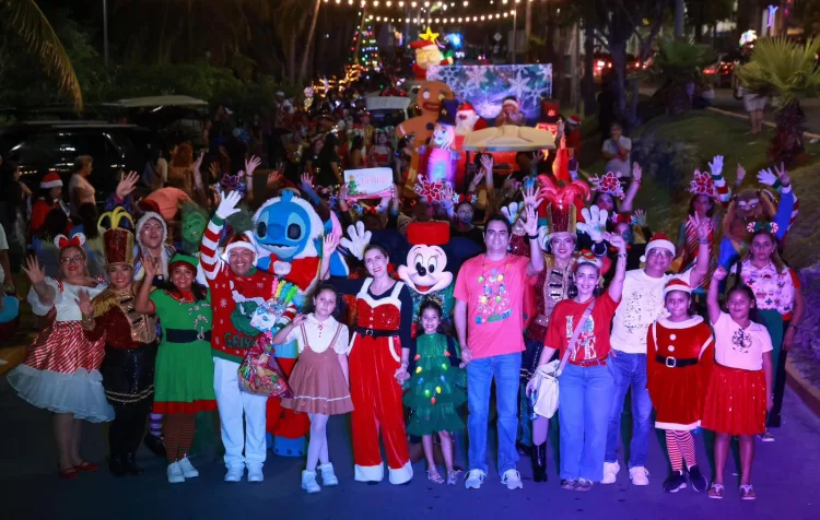 Atenea Gómez Ricalde lleva magia y alegría a las calles de Isla Mujeres con la Caravana Navideña