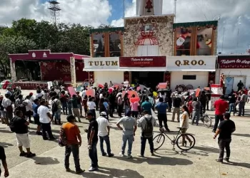 Marchan trabajadores municipales de Tulum por falta de pago de aguinaldo
