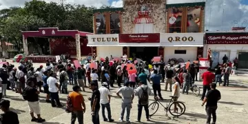 Marchan trabajadores municipales de Tulum por falta de pago de aguinaldo