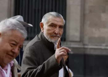 Adán López reclama a Google por permitir anuncios que suplantan a Sheinbaum con IA