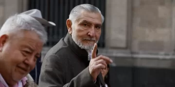 Adán López reclama a Google por permitir anuncios que suplantan a Sheinbaum con IA