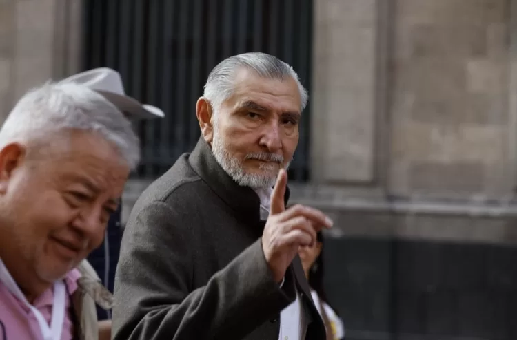 Adán López reclama a Google por permitir anuncios que suplantan a Sheinbaum con IA