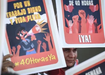 Iniciativa de jornada laboral de 40 horas será discutida hasta febrero en el Senado