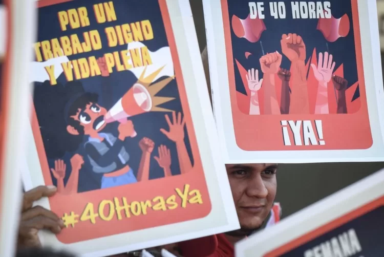 Iniciativa de jornada laboral de 40 horas será discutida hasta febrero en el Senado