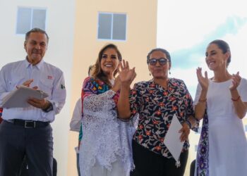 Claudia Sheinbaum y Mara Lezama entregan las primeras 225 casas del programa Viviendas para el Bienestar, en Playa del Carmen