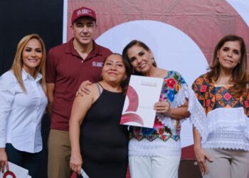 Mara Lezama entrega 126 títulos de propiedad a familias cancunenses