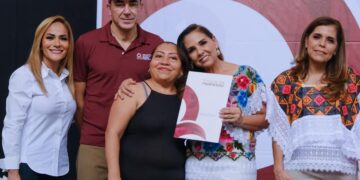 Mara Lezama entrega 126 títulos de propiedad a familias cancunenses
