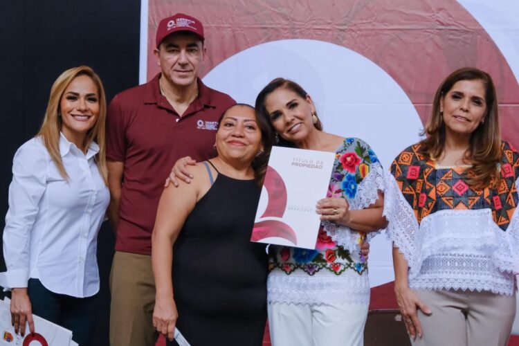 Mara Lezama entrega 126 títulos de propiedad a familias cancunenses