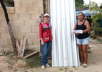 Atenea Gómez Ricalde entrega láminas de zinc casa por casa en Ciudad Mujeres