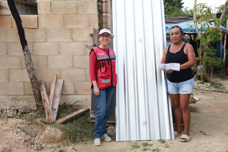 Atenea Gómez Ricalde entrega láminas de zinc casa por casa en Ciudad Mujeres