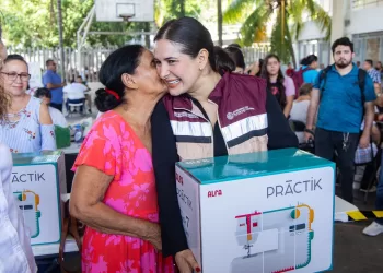 Estefanía Mercado acompaña entrega de máquinas de coser, paquetes alimentarios y registros de programas sociales del Estado