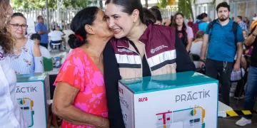 Estefanía Mercado acompaña entrega de máquinas de coser, paquetes alimentarios y registros de programas sociales del Estado