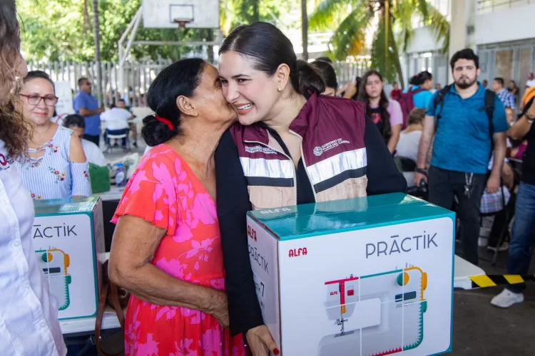 Estefanía Mercado acompaña entrega de máquinas de coser, paquetes alimentarios y registros de programas sociales del Estado