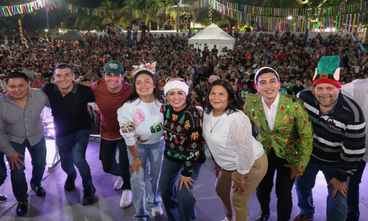 Llenan niñas, niños y familias el Parque Principal en la Posada Navideña Puerto Morelos 2025