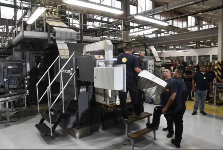 INE da licitación para producir credenciales a Cosmocolor en alianza con la paraestatal Talleres Gráficos de México