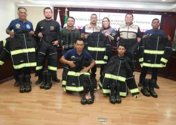 Atenea Gómez Ricalde fortalece al Cuerpo de Bomberos con entrega de equipo de protección
