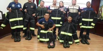 Atenea Gómez Ricalde fortalece al Cuerpo de Bomberos con entrega de equipo de protección