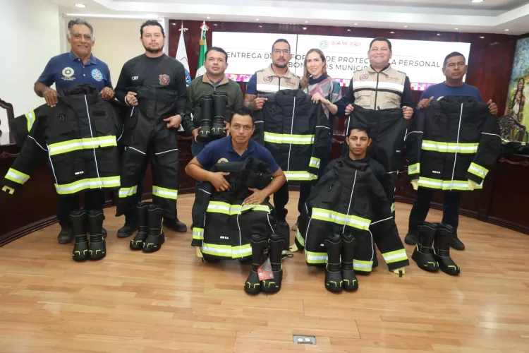 Atenea Gómez Ricalde fortalece al Cuerpo de Bomberos con entrega de equipo de protección