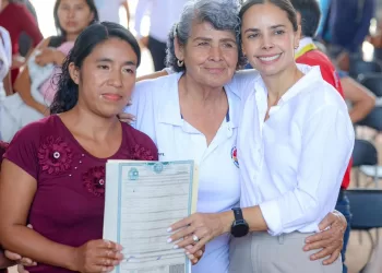 Entrega Ana Paty Peralta actas de nacimiento extemporáneas